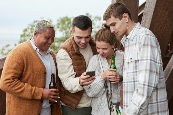 Quali sono i criteri per la scelta di una cabina doccia multifunzione adatta a bagni compatti?