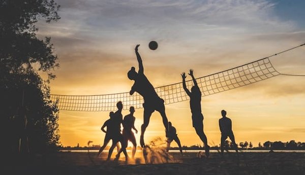 Come migliorare la tua tecnica di servizio per il beach volley?